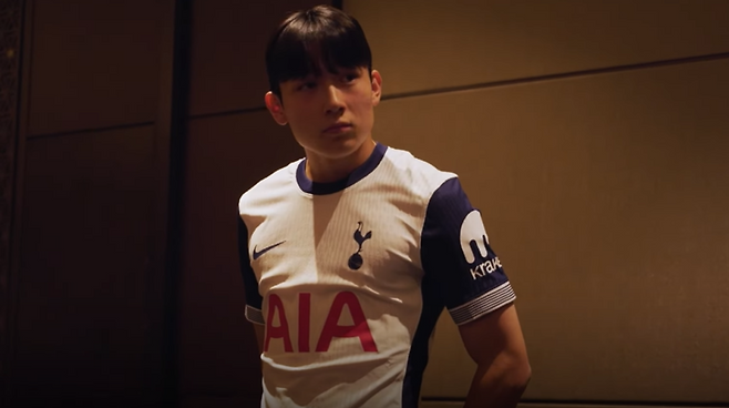 ▲ 토트넘은 공식 홈페이지를 통해 양민혁의 입단 소감을 전했다. 양민혁은 “이렇게 큰 팀에 오게 되어 영광이다. 토트넘에서 합류하게 된 만큼 더 좋은 모습을 보여드릴 수 있도록 하겠다. 나의 플레이 스타일은 매우 저돌적이다. 일대일 능력과 빠른 스피드를 가졌다. 마무리 능력도 좋다. 해외 팀으로 이적할 때는 적응 문제가 있지만, 손흥민이 있기에 한국인이 적응하기 쉬울 것이라 판단했다”라고 밝혔다. ⓒ토트넘