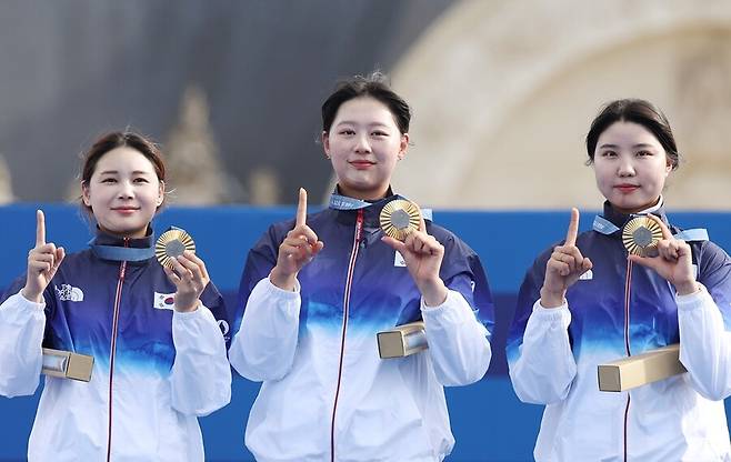 ▲ 올림픽 10연패를 달성한 한국 여자양궁 대표팀의 남수현(오른쪽부터), 임시현, 전훈영이 28일(현지시간) 프랑스 파리 레쟁발리드 양궁 경기장에서 열린 2024 파리올림픽 양궁 여자단체전 시상식에서 손가락과 금메달로 숫자 10을 만들며 기념 촬영을 하고 있다. ⓒ연합뉴스