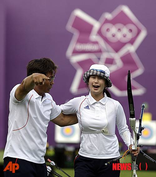 백웅기 감독(왼쪽)이 2012 런던 올림픽 여자 양궁 개인전에서 금메달을 딴 기보배와 기쁨을 나누고 있다. /사진=뉴시스