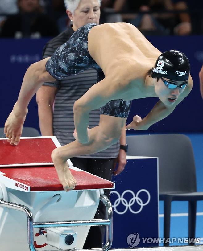 한국 수영의 간판 황선우가 29일 프랑스 파리 라데팡스 수영장에서 열린 20204 파리 하계올림픽 수영 남자 자유형 200m 준결승에서 9위에 그치고 결승 진출에 실패했다. 아직 좌절할 때는 아니다. 한국 수영사 첫 올림픽 메달을 노리는 남자 계영 800m를 위해 30일 다시 도전한다. 연합뉴스