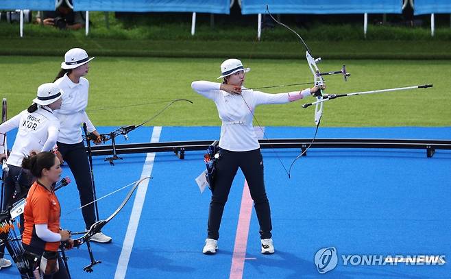 남수현 4강 활시위 (파리=연합뉴스) 황광모 기자 = 28일(현지시간) 프랑스 파리 레쟁발리드에 마련된 양궁 경기장에서 열린 2024 파리올림픽 양궁 여자단체전 네덜란드와의 4강전에서 한국 남수현이 활을 쏘고 있다. 2024.7.28 hkmpooh@yna.co.kr