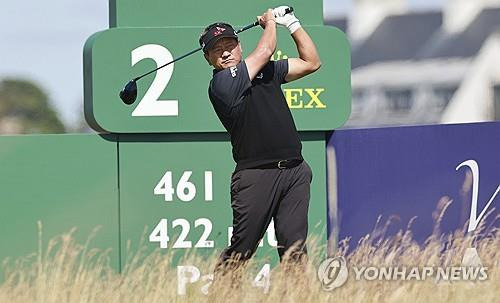 최경주가 커누스티 골프 링크스 2번 홀에서 티샷하는 최경주. [AP=연합뉴스]