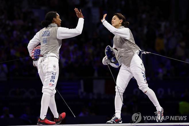 여자 플뢰레 결승에서 만난 미국의 리 키퍼(오른쪽)와 로런 스크럭스 [EPA=연합뉴스]