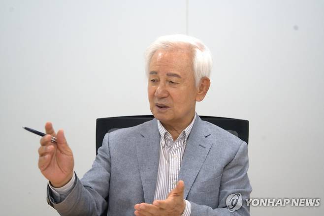 연합뉴스와 인터뷰 중인 김홍신 작가  [촬영 이은도]