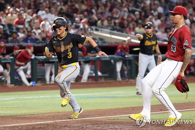 홈으로 달려드는 배지환 [AFP=연합뉴스]