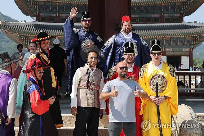 지난 6월 경복궁을 찾은 외국인 관광객 모습  [연합뉴스 자료사진]