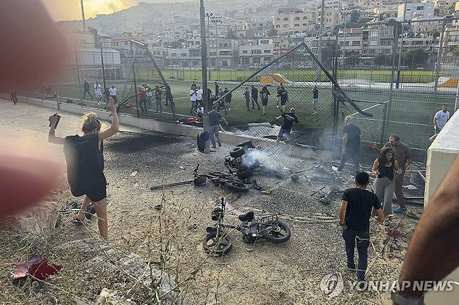 골란고원 축구장 폭격 (골란고원 AP=연합뉴스)  27일(현지시간) 로켓 공격으로 어린이 12명이 사망한 마즈달 샴스의 축구장. 2024.07.29