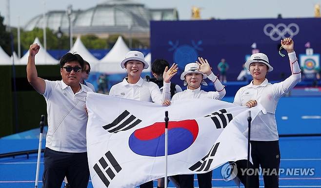 금자탑 달성한 대한민국 양궁 여자단체 (파리=연합뉴스) 김인철 기자 = 전훈영, 임시현, 남수현이 28일(현지시간) 프랑스 파리 레쟁발리드 양궁 경기장에서 열린 2024 파리올림픽 양궁 여자단체 결승전에서 중국을 이기고 우승을 확정한 뒤 태극기를 펼치고 있다. 2024.7.29 yatoya@yna.co.kr