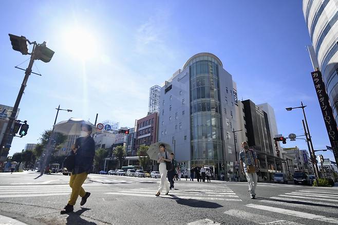 양산을 쓰고 걷는 일본 시민들   (도쿄 교도=연합뉴스) 29일 낮 불볕더위에 양산을 쓰고 걷는 시즈오카현 하마마쓰시의 시민들. 2024.7.29. evan@yna.co.kr    [DB화 및 재배포 금지]