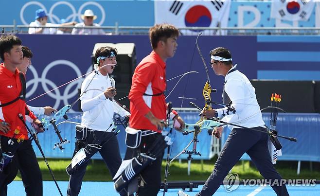 환호하는 남자 양궁 대표팀 (파리=연합뉴스) 신준희 기자 = 김우진(오른쪽부터), 이우석, 김제덕이 29일(현지시간) 프랑스 파리 레쟁발리드 양궁 경기장에서 열린 2024 파리올림픽 양궁 남자 단체 준결승전 중국과의 경기에서 환호하고 있다.  2024.7.29 hama@yna.co.kr