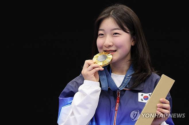 반효진, 하계올림픽 100번째 금메달 달성 (샤토루[프랑스]=연합뉴스) 임화영 기자 = 29일(현지시간) 프랑스 샤토루 슈팅 센터에서 열린 2024 파리올림픽 사격 공기소총 10m 여자 결선 시상식에서 반효진이 금메달을 목에 걸고 있다.
    한국 사격 대표팀 역대 최연소 선수인 반효진은 우리나라 역대 하계 올림픽 100번째 금메달의 주인공이 됐다. 2024.7.29 hwayoung7@yna.co.kr