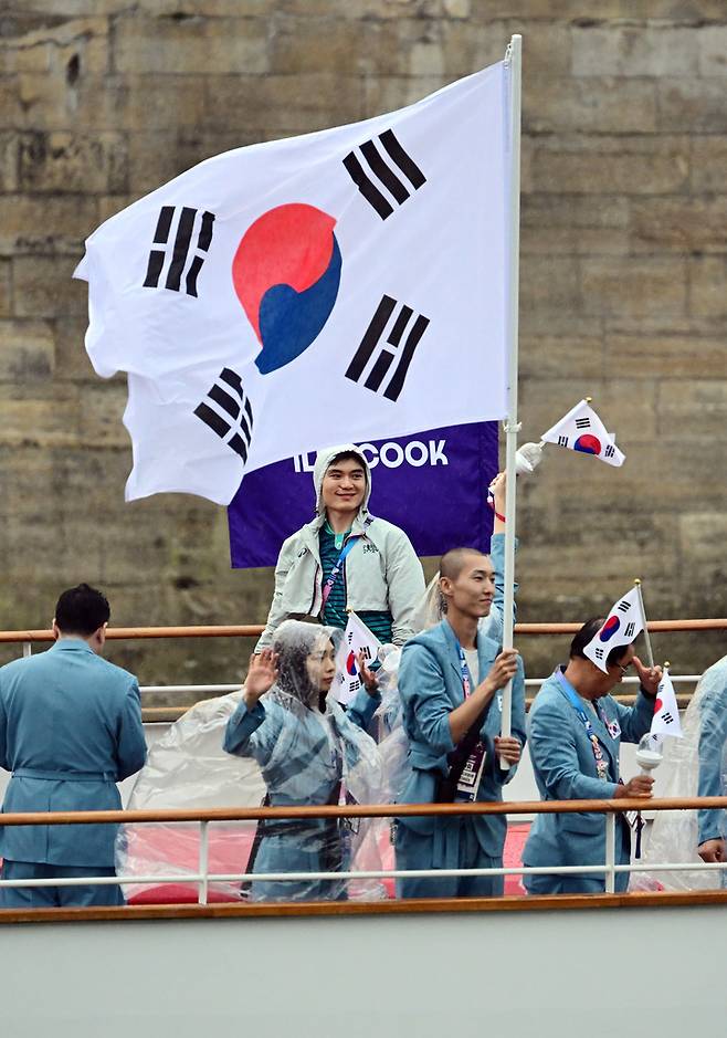 2024 파리 올림픽 개막식에서 입장하는 대한민국 선수단