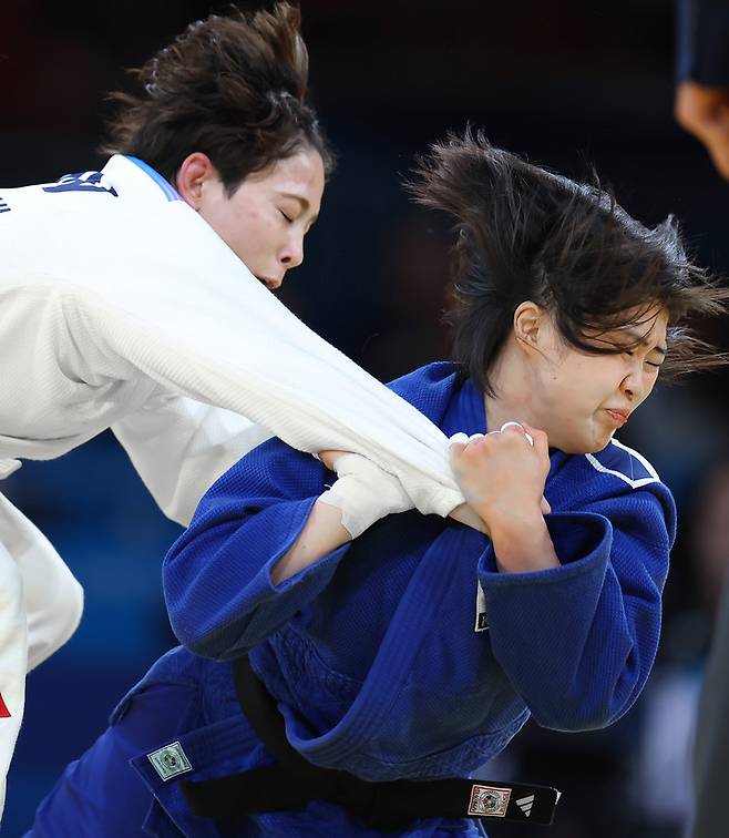 한국 유도 대표팀 허미미(우측)가 크리스타 데구치와 결승전 경기를 벌인다