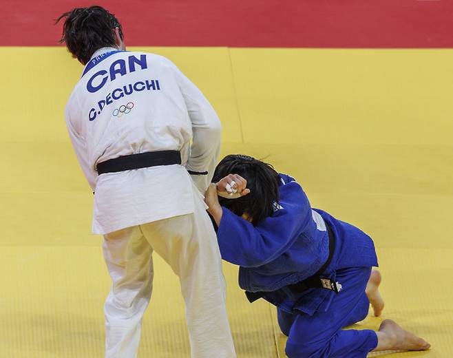 한국 유도 대표팀 허미미(우측)가 크리스타 데구치와 결승전 경기를 벌인다