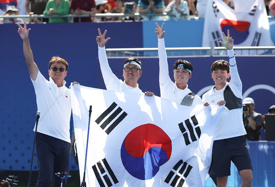 29일(현지시간) 파리올림픽 양궁 남자 단체전에서 우승한 한국 대표팀이 올림픽 3연패를 달성한 뒤 기뻐하고 있다. 〈사진=연합뉴스〉