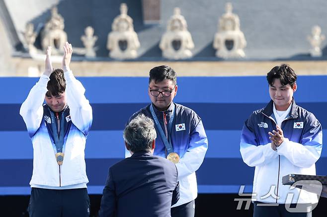 대한민국 양궁대표팀 김우진, 김제덕, 이우석이 30일(한국시간) 프랑스 파리 앵발리드에서 열린 2024 파리올림픽 양궁 남자 단체전 결승 시상식에서 금메달을 수여 받고 있다. 2024.7.30/뉴스1 ⓒ News1 박정호 기자