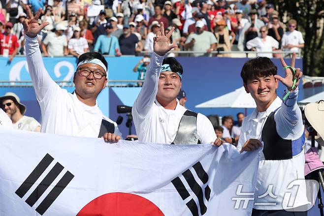 대한민국 양궁대표팀 김우진(왼쪽), 이우석, 김제덕이 30일(한국시간) 프랑스 파리 앵발리드에서 열린 2024 파리올림픽 양궁 남자 단체전 결승 프랑스와의 경기에서 금메달을 확정지은 후 기뻐하고 있다. 2024.7.30/뉴스1 ⓒ News1 박정호 기자