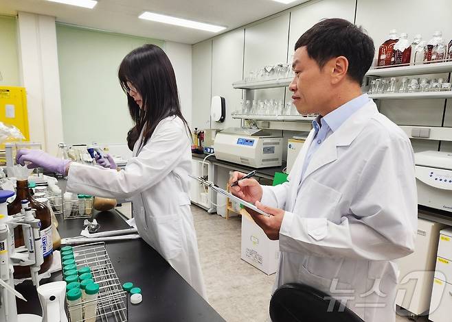 지난 25일 국립축산과학원 연구실에서 임채령 연구원(왼쪽)과 김기현 농업연구사가 반려동물 사료의 체외 소화율 실험을 하고 있다. ⓒ 뉴스1 한송아 기자