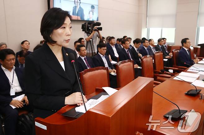 오영주 중소벤처기업부 장관이 30일 오전 서울 여의도 국회에서 열린 산업통상자원중소벤처기업위원회 전체회의에 출석해 업무보고를 하고 있다. 2024.7.30/뉴스1 ⓒ News1 이광호 기자