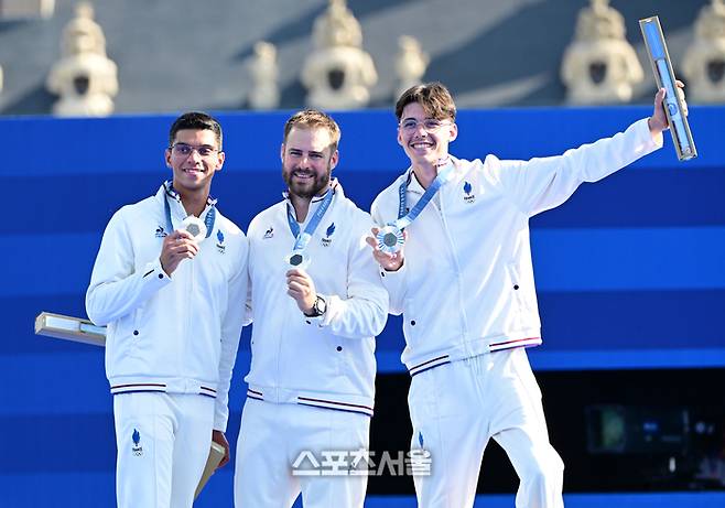 프랑스 남자 양궁 대표팀이 30일(한국시간) 프랑스 파리 앵발리드에서 열린 2024 파리올림픽 양궁 남자 리커브 단체 결승전에서 한국에 패하며 은메달을 딴 뒤 기념촬영을 하고 있다. 2024. 7. 30.  파리 | 박진업 기자 upandup@sportsseoul.com