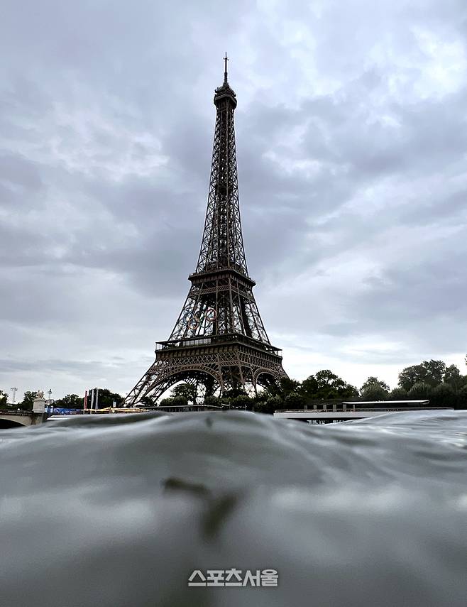 2024 파리 올림픽을 하루 앞둔 25일(현지시간) 오후 개회식이 펼쳐질 센강 위로 에펠탑이 보인다. 파리 | 박진업 기자 upandup@sportsseoul.com