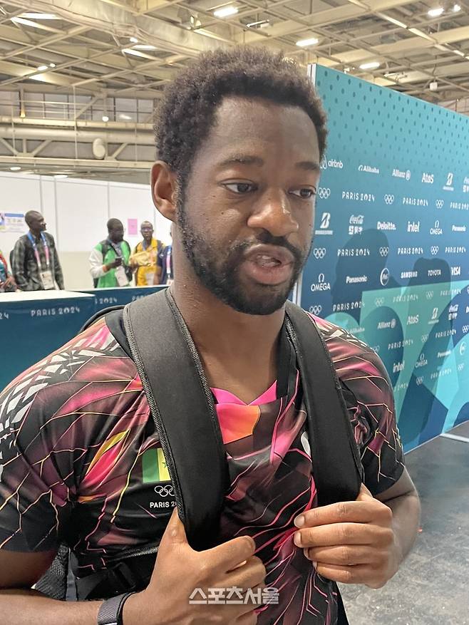 세네갈의 이브라힘 디아오가 29일 프랑스 파리의 아레나 파리 쉬드에서 열린 단식 경기 후 인터뷰에 응하고 있다. 파리 | 정다워 기자