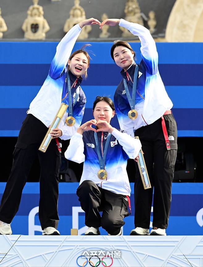 여자 양궁 대표팀의 전훈영(왼쪽 위), 남수현(오른쪽), 임시현이 28일 프랑스 파리 앵발리드에서 열린 2024 파리 올림픽 양궁 여자 리커브 단체 결승에서 중국을 꺾고 10회 연속 금메달의 대기록을 달성한 뒤 시상대에 올라 하트를 만들어 보이며 기념촬영을 하고 있다. 파리 | 박진업 기자 upandup@sportsseoul.com