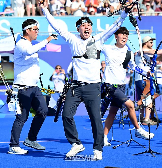 남자 양궁 대표팀의 김우진(왼쪽부터), 이우석, 김제덕이 30일 프랑스 파리 앵발리드에서 열린 2024 파리 올림픽 양궁 남자 리커브 단체 결승전에서 프랑스를 꺾고 금메달을 확정한 순간 함께 기뻐하고 있다. 한국 남자 양궁은 올림픽 3연패를 달성했다. 파리 | 박진업 기자 upandup@sportsseoul.com