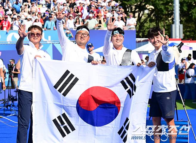 남자 양궁 대표팀이 30일(한국시각) 프랑스 파리 앵발리드에서 열린 2024 파리올림픽 양궁 남자 리커브 단체 결승전에서 프랑스를 꺾고 금메달을 딴 뒤 태극기를 펼쳐 보이고 있다. 왼쪽부터 박성수 감독, 김우진, 이우석, 김제덕. 파리(프랑스)=정재근 기자 cjg@sportschosun.com/2024.7.29/