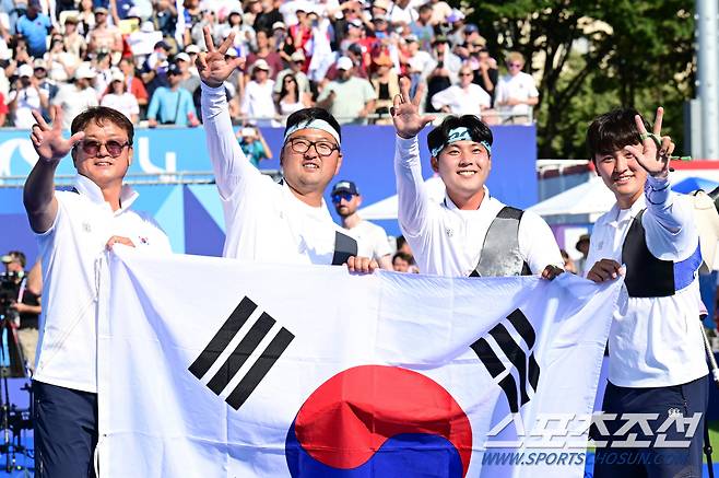 남자 양궁 대표팀이 30일(한국시간) 프랑스 파리 앵발리드에서 열린 2024 파리올림픽 양궁 남자 리커브 단체 결승전에서 프랑스를 꺾고 금메달을 때 대회 3연패를 달성한 뒤 태극기를 펼쳐 보이고 있다. 왼쪽부터 박성수 감독, 김우진, 이우석, 김제덕.  파리(프랑스)=정재근 기자 cjg@sportschosun.com/2024.7.30/