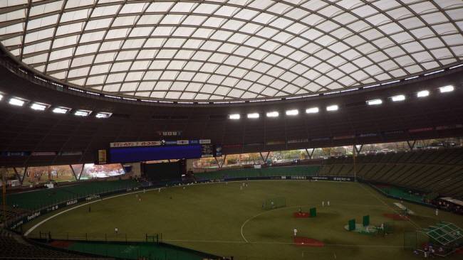 베루나돔구장 전경. 천장과 외야 사이에 비어있는 공간으로 외부 공기가 유입된다. 연합뉴스