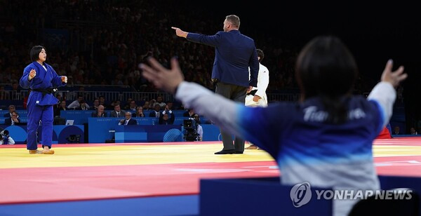 허미미의 세 번째 지도 선언에 항의하는 코치진. ⓒ연합뉴스