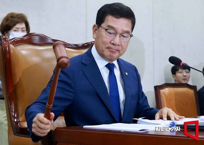 신정훈 국회 행정안전위원회 위원장이 의사봉을 두드리고 있다. [사진=김현민 기자]