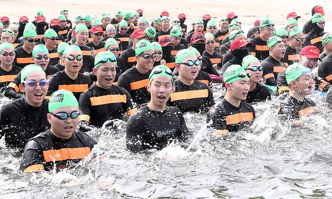 1년 중 가장 뜨겁다는 대서 (大暑)인 2024년 7월 22일 경남 창원시 해군사관학교 앞바다에서 해상생존능력 전투수영훈련에 임하는 해군사관생도들이 해군가 '바다로 가자'를 부르며 입수하고 있다./ 김동환 기자