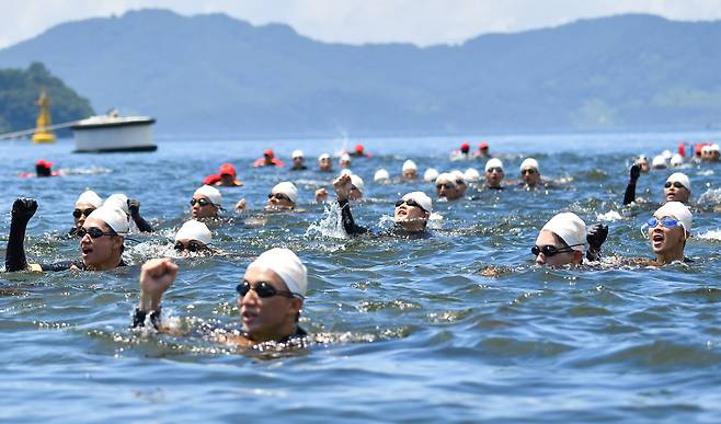 지난 25일 해군사관생도들이 4km 원영훈련 최종 도착지점에 이르기 전 기쁨의 파이팅을 외치고 있다./ (해군사관학교 제공)