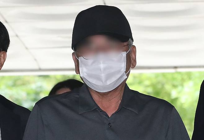 '시청역 역주행 참사' 가해 차량 운전자 차 모씨가 30일 오전 서울 서초구 서울중앙지방법원에서 열린 구속 전 피의자 심문(영장실질심사)에 출석하고 있다. /뉴스1