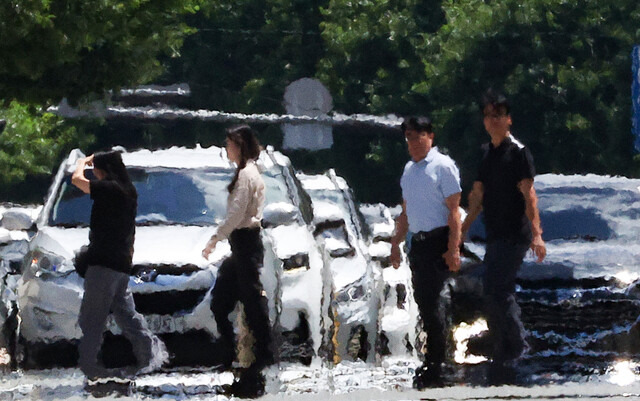 폭염 경보가 발효 중인 29일 대구 중구 공평네거리에서 시민들이 지열로 인한 아지랑이가 피어오르는 도로를 지나가고 있다. 연합뉴스