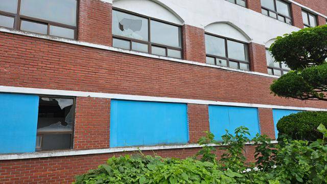 22일 찾은 전남 나주시 남평읍 광주예술대학교 폐건물. 유리창 곳곳이 파손돼 1층 창문을 나무판자로 덧대었다.