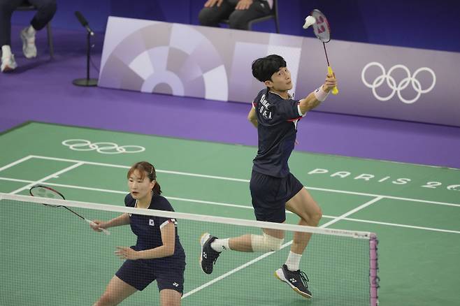 <yonhap photo-5759=""> South Korea's Kim Won-ho and Jeong Na-eun play against China's Zheng Si Wei and Huang Ya Qiong during their mixed doubles badminton group stage match at Port de la Chapelle Arena during the 2024 Summer Olympics, Monday, July 29, 2024, in Paris, France. (AP Photo/Dita Alangkara)/2024-07-29 18:21:51/ <저작권자 ⓒ 1980-2024 ㈜연합뉴스. 무단 전재 재배포 금지, AI 학습 및 활용 금지></yonhap>