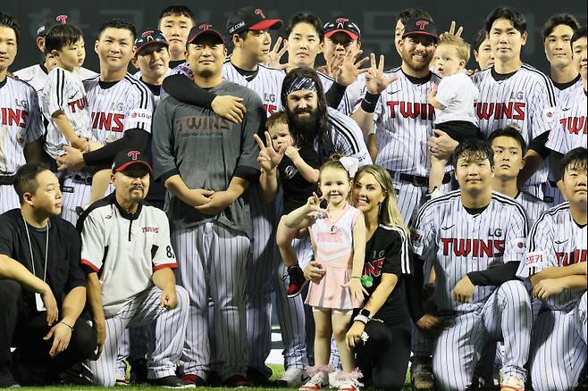 LG 켈리와 선수단이 지난 20일 고별 행사 종료 후 기념촬영을 하고 있다. LG 제공