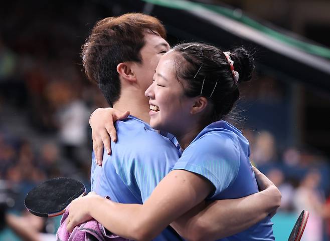 <yonhap photo-5801=""> 임종훈-신유빈, '찰떡궁합 동메달' (파리=연합뉴스) 김도훈 기자 = 30일(현지시간) 프랑스 파리 사우스 파리 아레나4에서 열린 2024 파리올림픽 탁구 혼합복식 동메달 결정전에서 한국 임종훈-신유빈이 홍콩 웡춘팅-두호이켐과 대결에서 승리를 거둔 뒤 기뻐하고 있다. 2024.7.30 superdoo82@yna.co.kr/2024-07-30 21:33:49/ <저작권자 ⓒ 1980-2024 ㈜연합뉴스. 무단 전재 재배포 금지, AI 학습 및 활용 금지></yonhap>