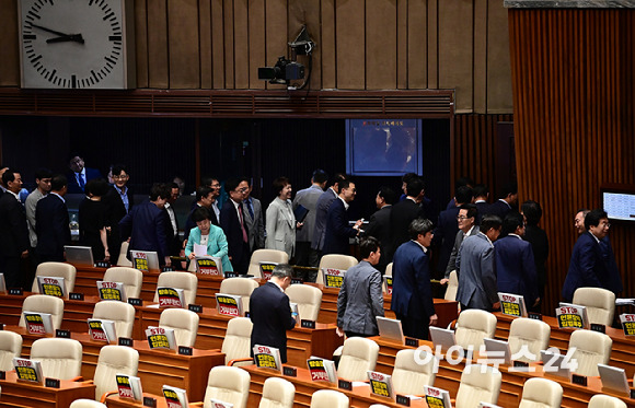 국민의힘 의원들이 30일 오전 국회 본회의에서 '방송 4법' 중 교육방송공사법(EBS법) 개정안에 대한 표결이 시작되자 본회의장을 나가고 있다. [사진=곽영래 기자]