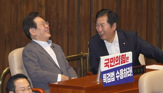 더불어민주당 이재명 전 대표가 25일 국회 본회의장에서 정청래 의원과 대화하고 있다. 강정현 기자.