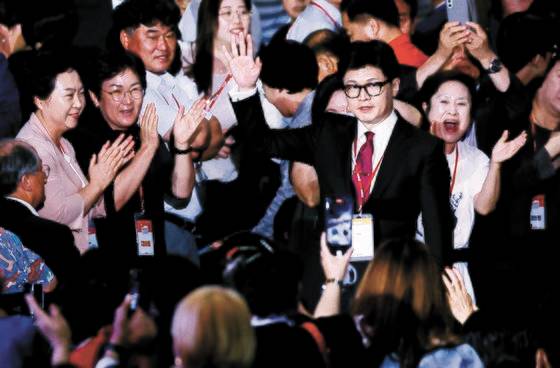 지난 23일 당시 한동훈 국민의힘 당대표 후보가 오후 경기 고양시 일산서구 킨텍스에서 열린 국민의힘 제4차 전당대회에 입장하고 있다. 뉴스1