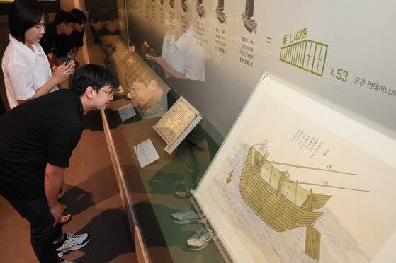 부산 영도구 국립해양박물관 ‘2024년 기획전시 〈조행일록, 서해바다로 나라 곡식을 옮기다를 보고 있는 관람객들. 송봉근 기자