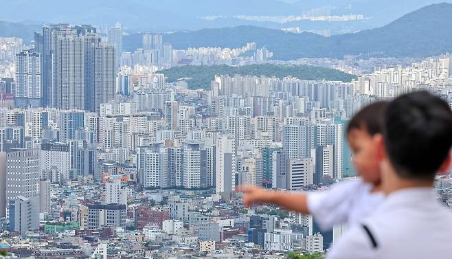 서울 중구 남산에서 바라본 도심 아파트 단지 모습. 사진=뉴스1