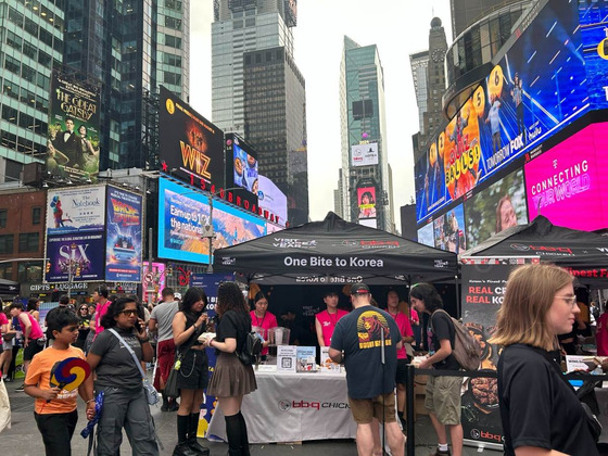 A booth for Genesis BBQ's "One Bite to Korea" campaign held in New York's Times Square on Monday in collaboration with the Korea Tourism Organization bustles with visitors. The Korean chicken franchise handed out free samples of its flagship menu item. [GENESIS BBQ]