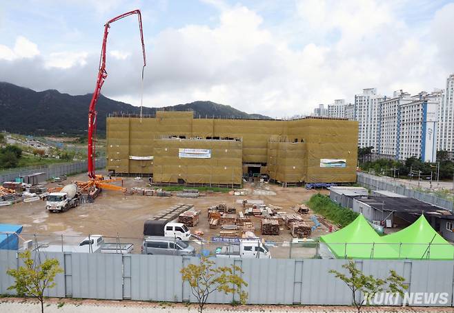 내포신도시 도시첨단산업단지 산학시설 용지 내에 건설 중인 충남교통방송국 신청사가 30%의 공정률을 보이고 있다.