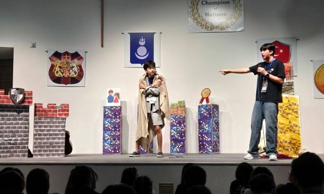 영어성경캠프 교사들이 30일 서울 서초구 다애교회에서 진행한 성경공부 시간에 연극으로 '다윗왕 이야기'를 전하고 있다.