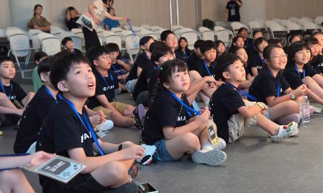 영어성경캠프 참여자들이 30일 다애교회에서 진행된 성경연극을 보고 있다.